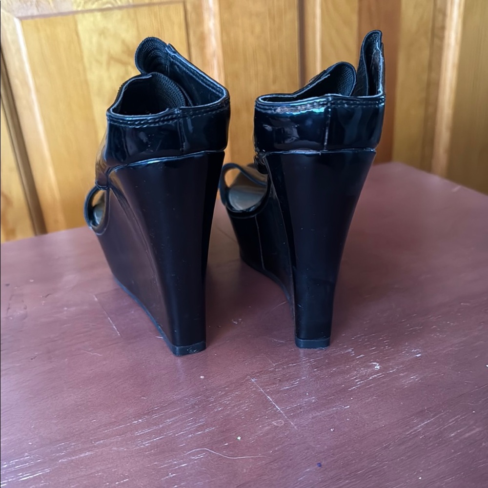 Elegant Black Wedge Sandals with Ankle Strap - Picture 4 of 4